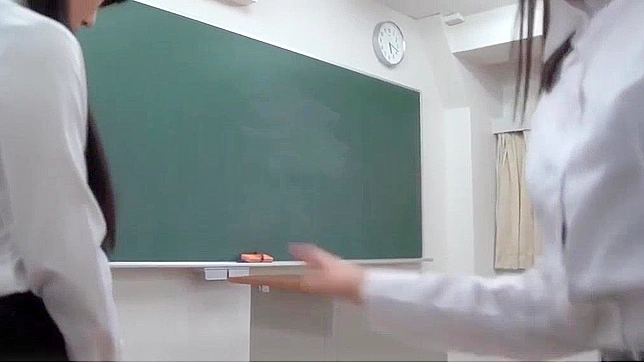 日本のレズビアン教師がポルノビデオでブルネットをスパンキングする