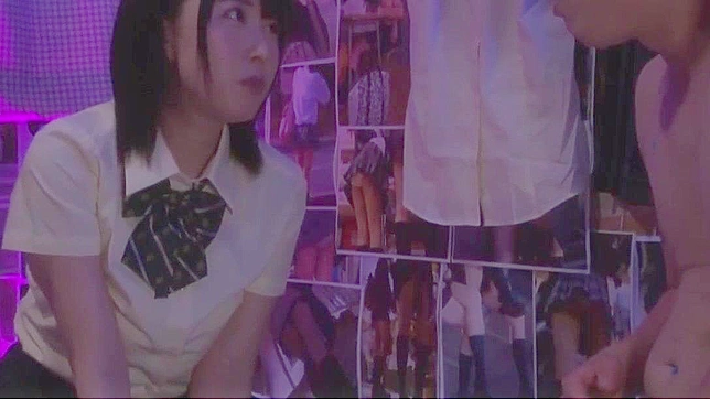 日本のポルノビデオ - かわいいティーンの学生が変態セックスで自己主張の強い教師を誘惑する