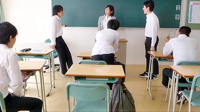 熟女教師が水着フェチビデオで生徒を淫乱にする