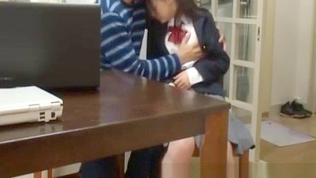日本の熟女教師の毛深いクーガー・セックスが、盗撮フェイク教室で若い生徒たちと繰り広げられる。