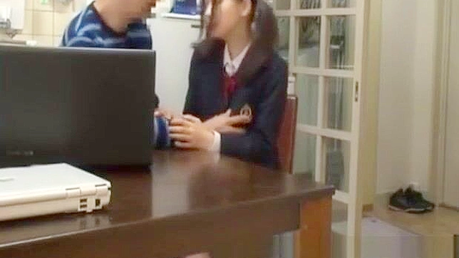 日本の熟女教師の毛深いクーガー・セックスが、盗撮フェイク教室で若い生徒たちと繰り広げられる。