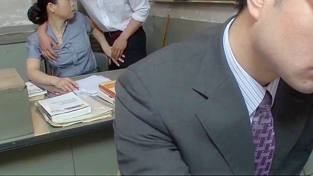 日本の熟女教師がパンスト姿で巨尻を指マン＆クリマンする。