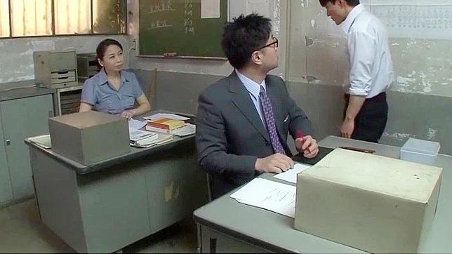 日本の熟女教師がパンスト姿で巨尻を指マン＆クリマンする。