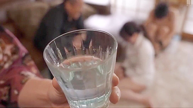 日本の巨乳熟女がマフィアにトイレに捨てられるHDポルノビデオ