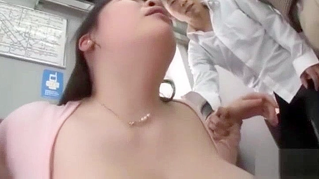 日本の熟女教師が巨乳ティーンと電車内で性的いたずら