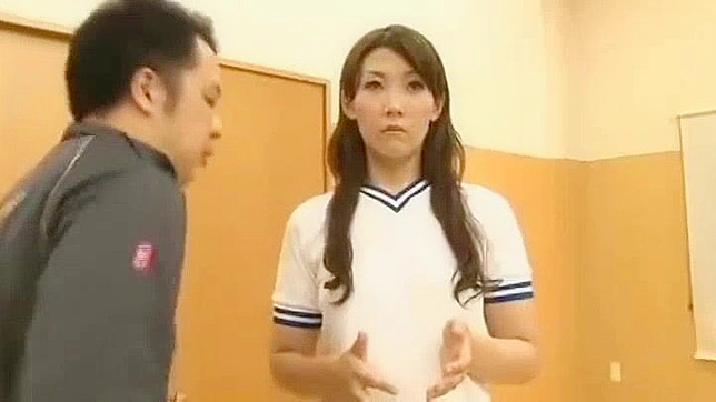 日本の体育教師、若い生徒との秘密のフェチをホットなポルノ・ビデオで明かす