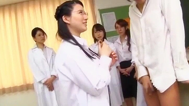 日本の罪の学校 - ブルネット教師と幸運な生徒のグループセックス