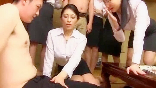 日本の罪の学校 - ブルネット教師と幸運な生徒のグループセックス