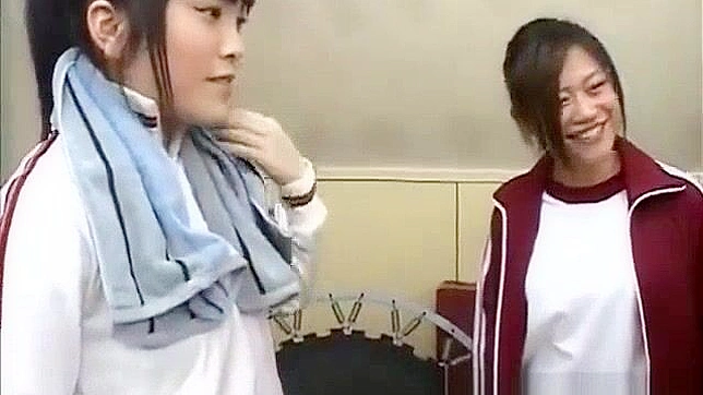 日本のレズビアン教師フェティッシュポルノ - 大学生いじめっ子が屈辱のシッティングに直面する。
