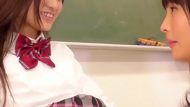 日本のレズ素人キューティーが教室で老教師に舌で犯される