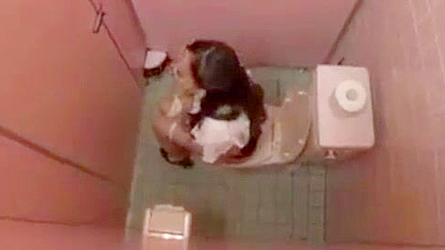 日本人学生がシャワーの中で淫乱教師に輪姦される - 巨乳熟女中出し！