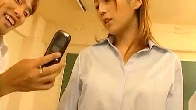 日本のポルノビデオ - ムラムラ教師の性教育授業で巨尻を見せつける