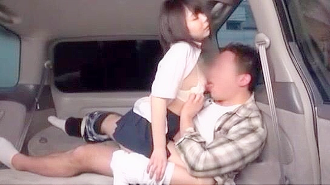 日本のティーン・ポルノ・スターが車の中で教師とファックし、激しくクンニする