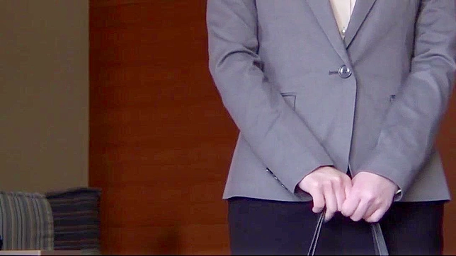 日本のBDSMフェティッシュポルノ - ディルドとアナルで脅すスーツを着たブルネット教師