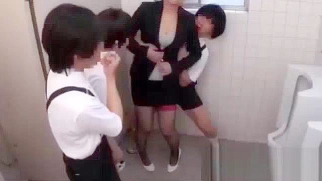 日本の熟女が毛深いクーガーと若い学生と輪姦する