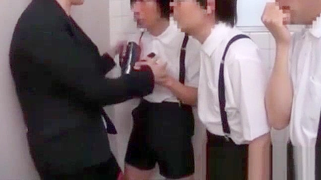 日本の熟女が毛深いクーガーと若い学生と輪姦する