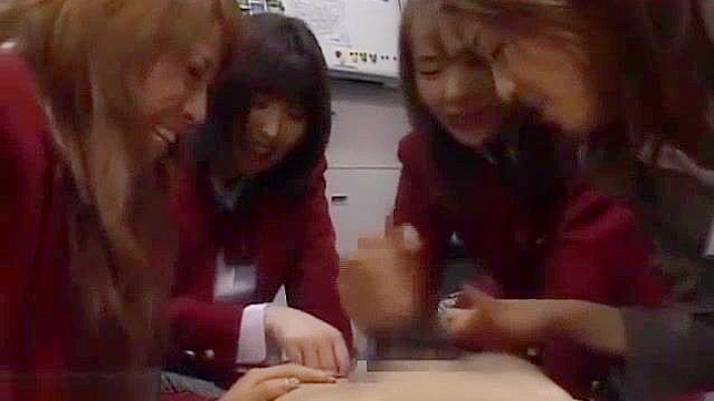 日本の大学教師が女子学生3人にチンコを見せる