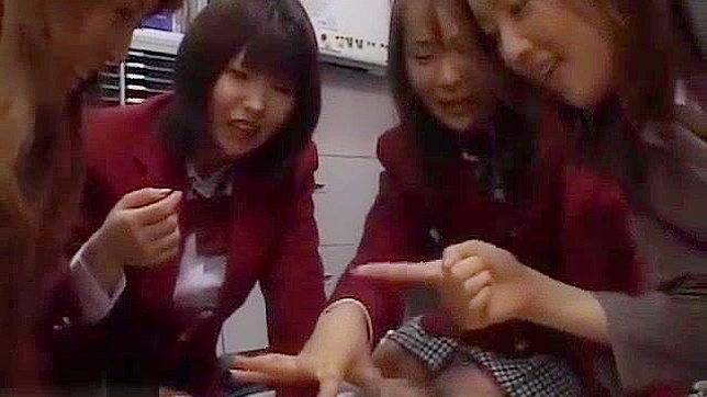 日本の大学教師が女子学生3人にチンコを見せる
