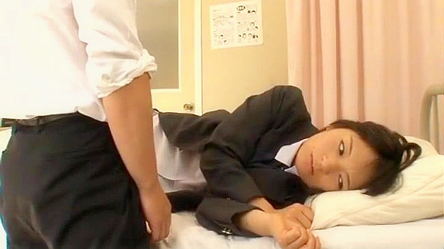 日本の熟女、羽田あいが教室で輪姦される