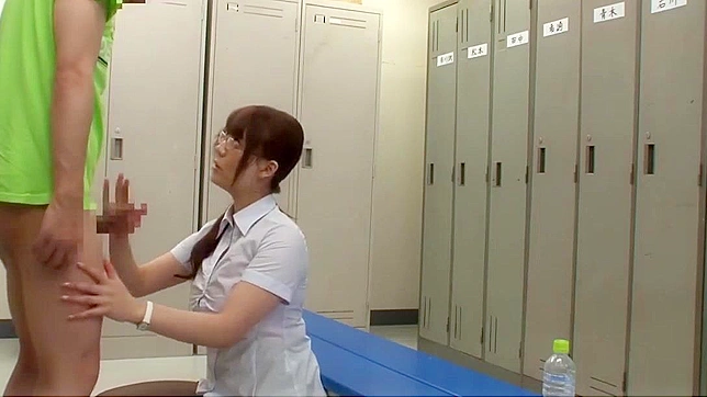 巨乳と毛深いマンコの日本人熟女が更衣室でファックする