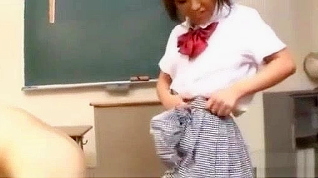 日本のティーン・フェティッシュ - アジアン・ポルノで少女が教師を犯す