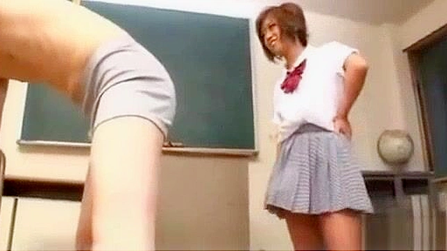 日本のティーン・フェティッシュ - アジアン・ポルノで少女が教師を犯す