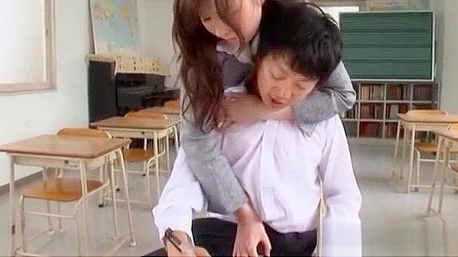 日本の熟女、辰巳ゆいが教室で生徒を犯し、激しくクンニする