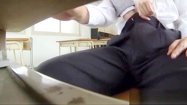 日本の熟女、辰巳ゆいが教室で生徒を犯し、激しくクンニする