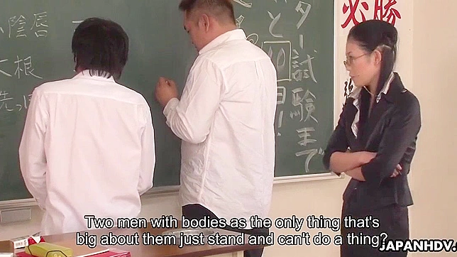 日本人教師がブルネットの生徒にHD POVで残酷な手コキ罰を与える