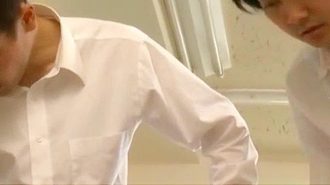日本人教師の性的欲望がハードコア・フェティッシュ・ビデオで暴かれる