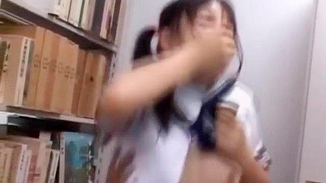 日本人教師が処女のアジア人生徒のマンコをハードコア・セックスでパウンドする
