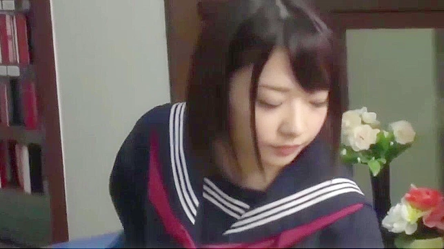 日本のレズビアン教師が生徒とセクシーなバストキスをHDでする