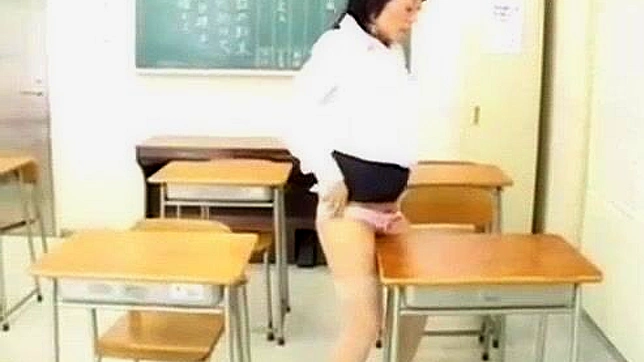 日本の熟女教師のディルドを使った淫らな教室オナニー