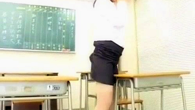 日本の熟女教師のディルドを使った淫らな教室オナニー