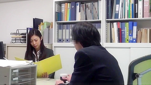 オフィスでのディープフェラチオと濡れたマンコ - 日本のベスト・キープ・シークレット