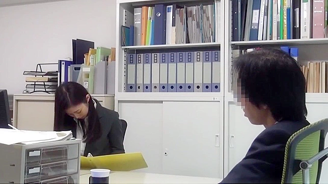 オフィスでのディープフェラチオと濡れたマンコ - 日本のベスト・キープ・シークレット