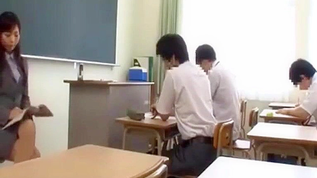日本人教師のオシッコ休憩がハードコアなアナルファックに変わる
