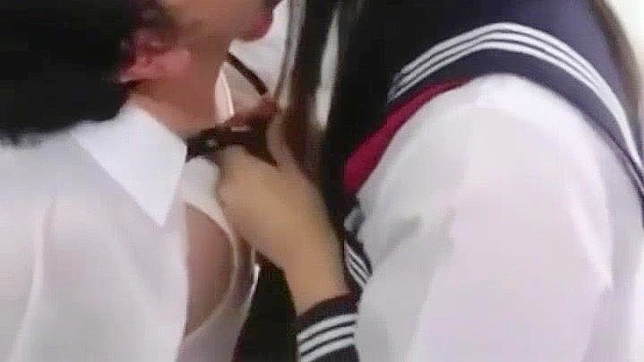 日本の学校で教師とティーンエイジャーがグループセックスをする