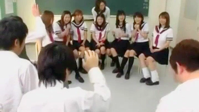 日本の学校で教師とティーンエイジャーがグループセックスをする