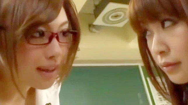 日本の女子校生の足フェチとクンニリングスが無力な教師を誘惑する