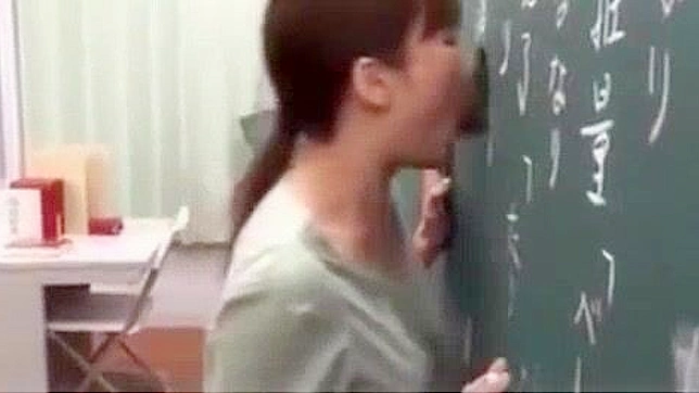 日本人教師が教室で見せた 栄光の穴 がアジアの熱狂を呼ぶ