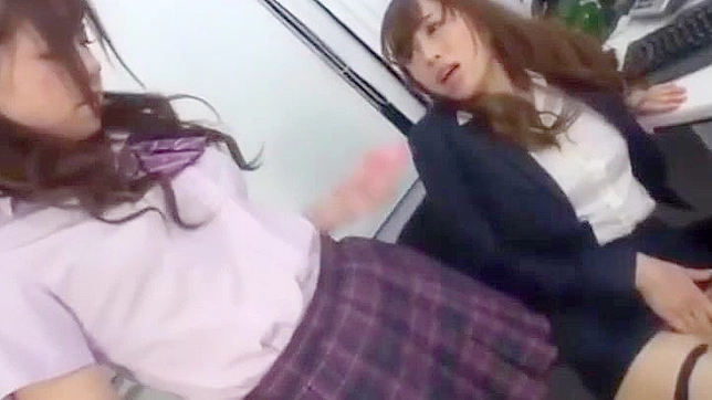 日本のレズビアンティーン、アジア人教師との初体験は絶叫のオーガズムに終わる