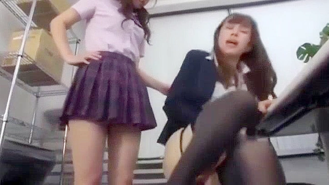 日本のレズビアンティーン、アジア人教師との初体験は絶叫のオーガズムに終わる