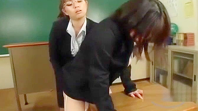 日本の毛深い教師が教室でマンコを揉まれる