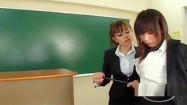日本の毛深い教師が教室でマンコを揉まれる