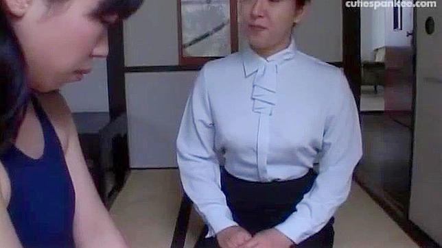 日本の熟女がティーンエイジャーの教室に巨尻フェムドム・スパンクを持ち込む