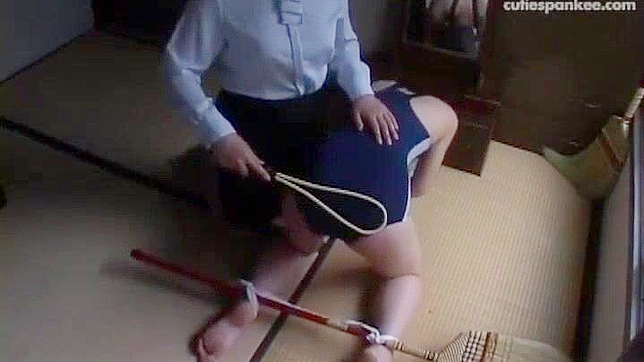 日本の熟女がティーンエイジャーの教室に巨尻フェムドム・スパンクを持ち込む