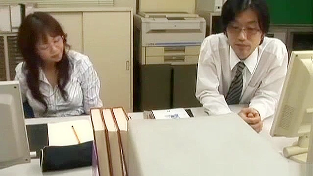 巨尻・巨乳の日本人女性教師がAVに登場する。