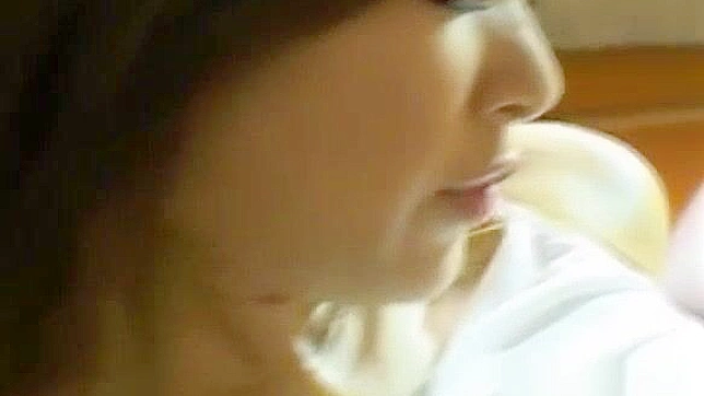 日本のポルノスター会田ゆあによるディルドとストッキングを使ったハードコア・セックス・ガイド