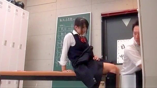 日本のティーンエイジャーがムラムラした教師にハードコアなフェラとクンニで釘付けにされる